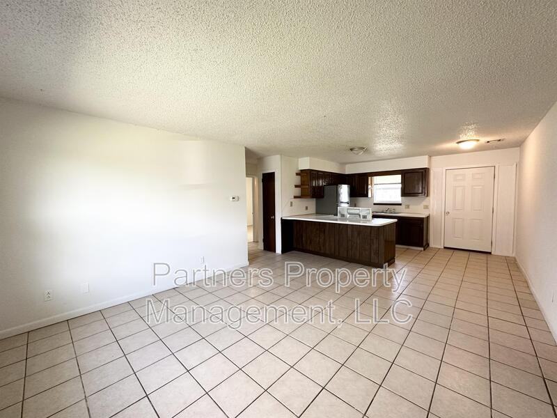 101 Pine Ave - Photo 2 of 11