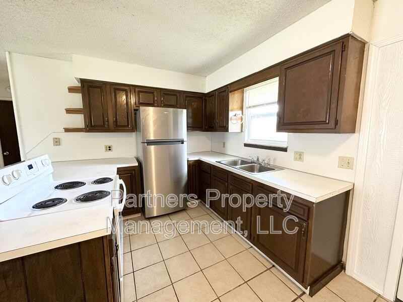 101 Pine Ave - Photo 4 of 11