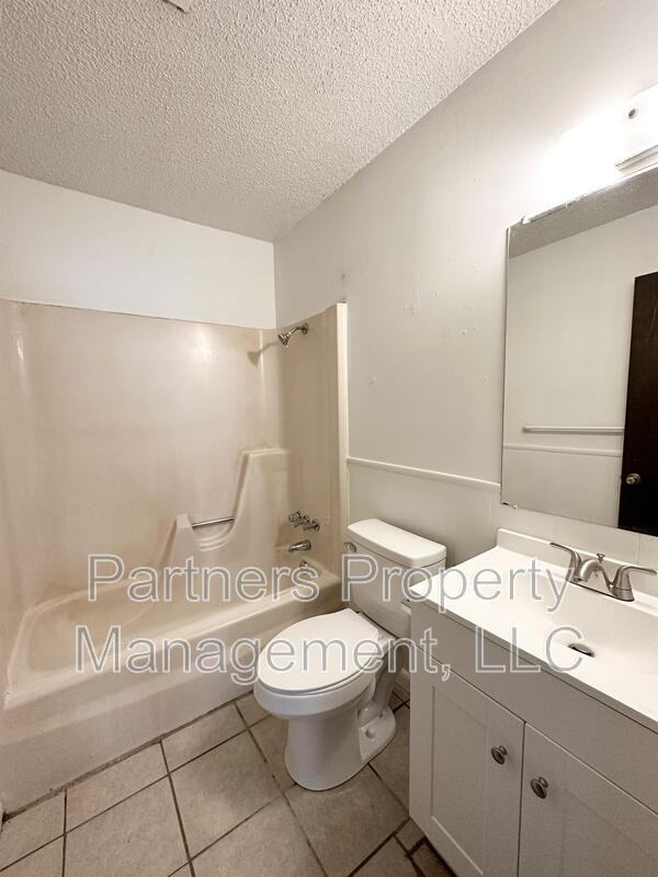 101 Pine Ave - Photo 5 of 11