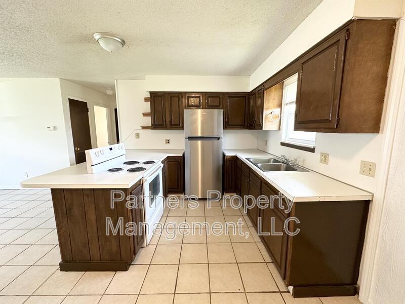 101 Pine Ave - Photo 7 of 11