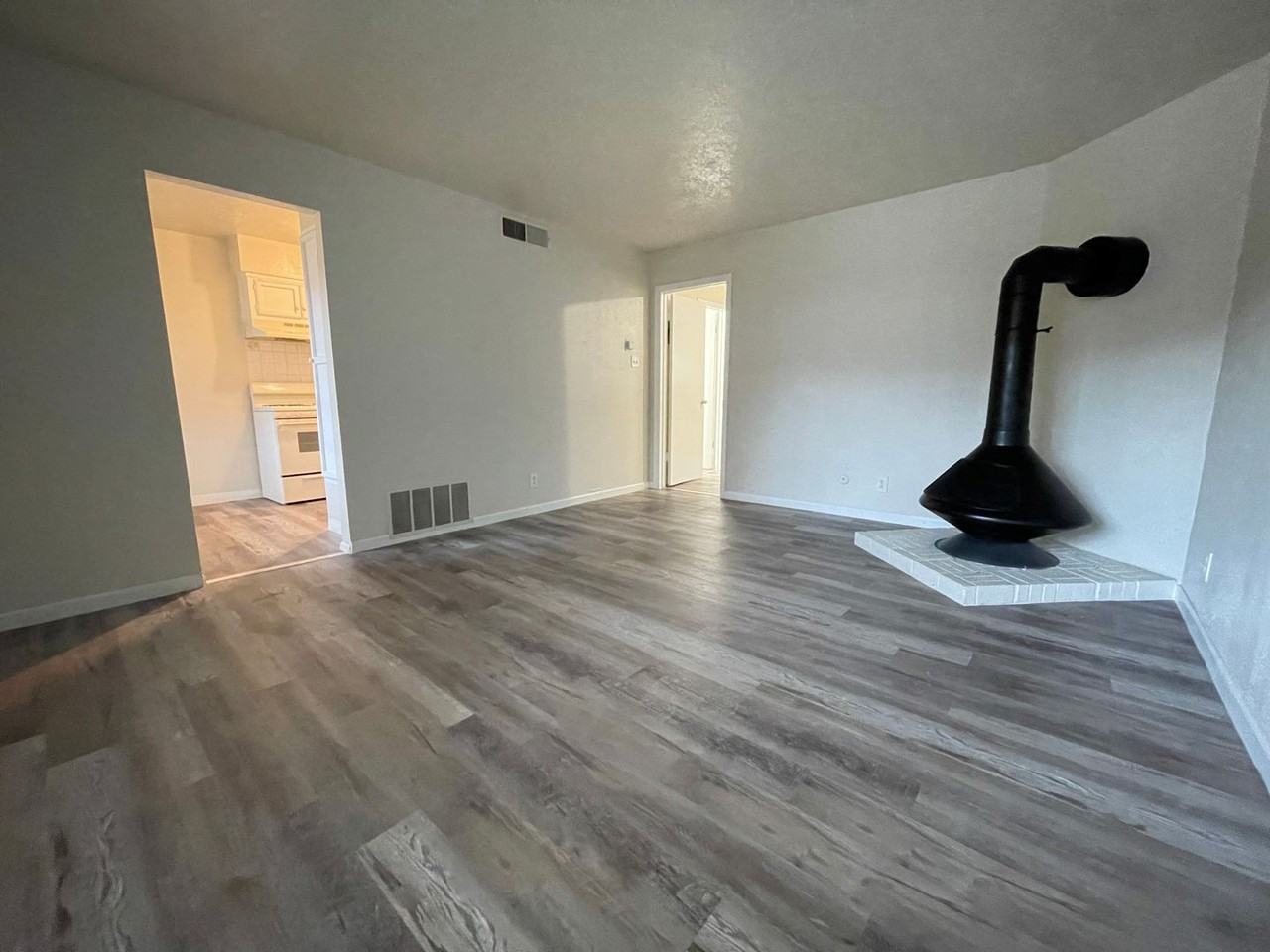 Executive East Apartments - Photo 2 of 13