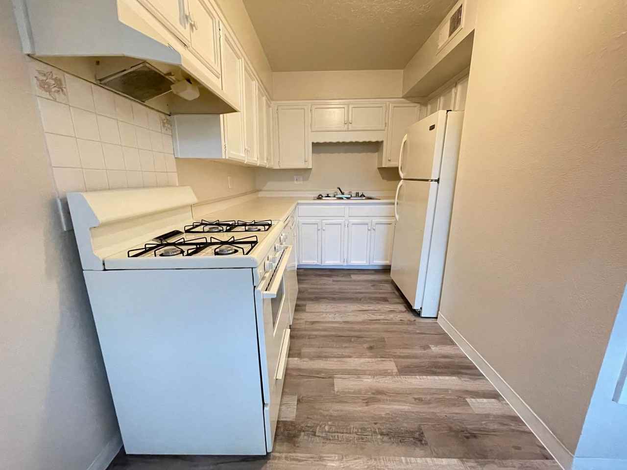 Executive East Apartments - Photo 4 of 13