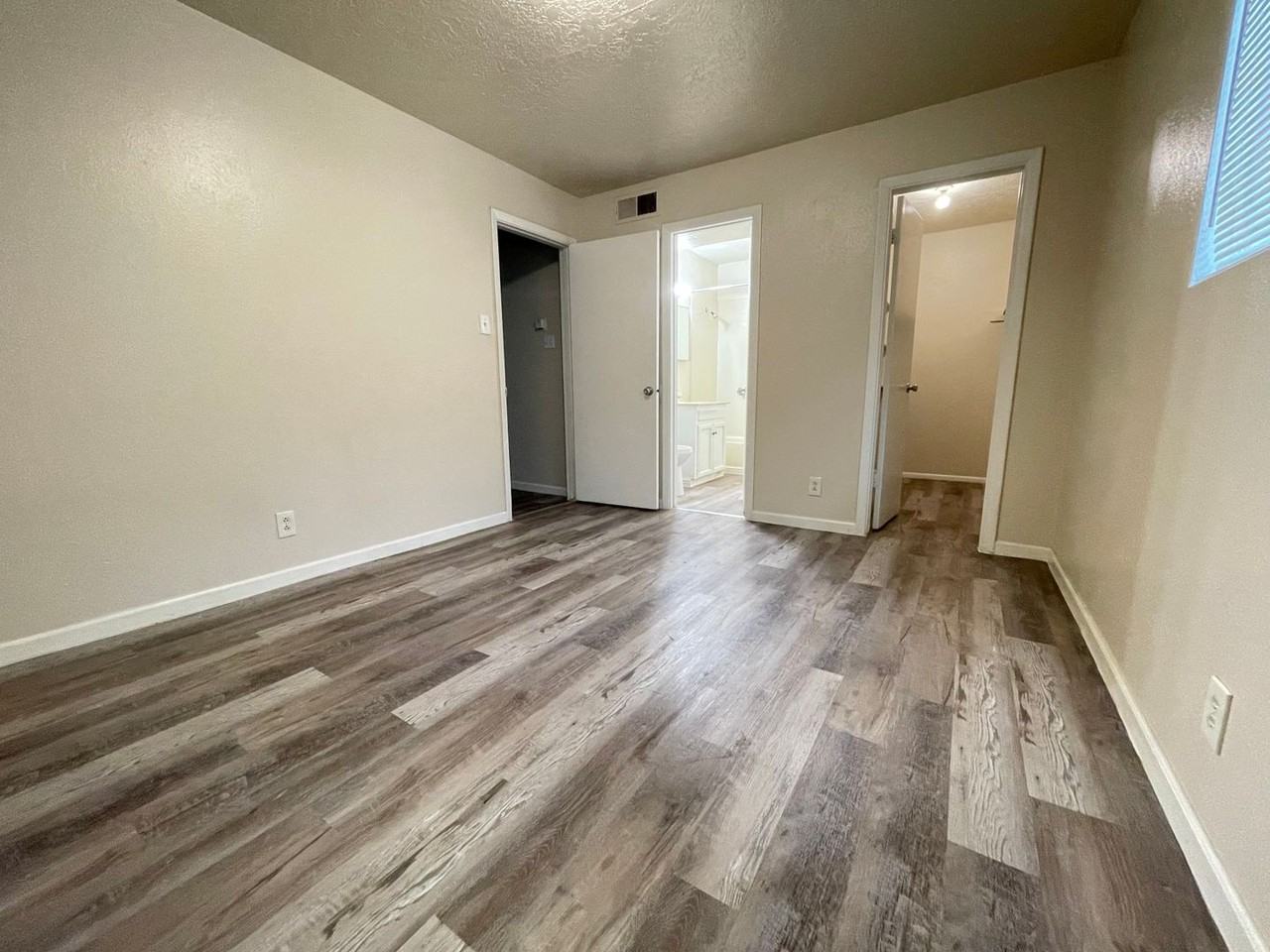 Executive East Apartments - Photo 5 of 13