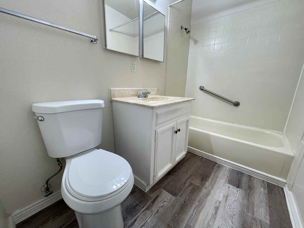 Executive East Apartments - Photo 6 of 13