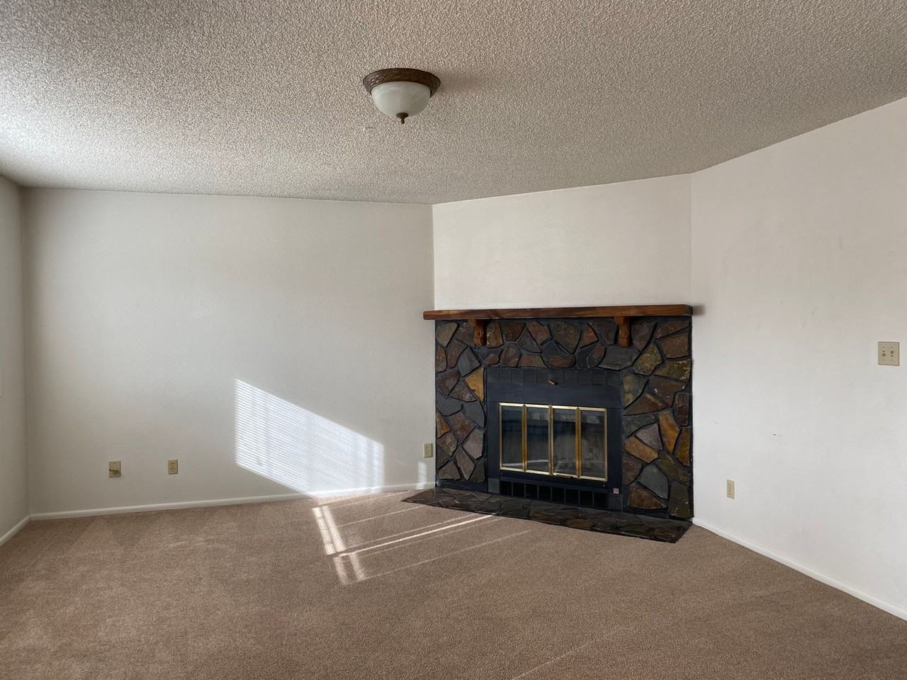 320-326 Hacker Ct - Photo 3 of 7