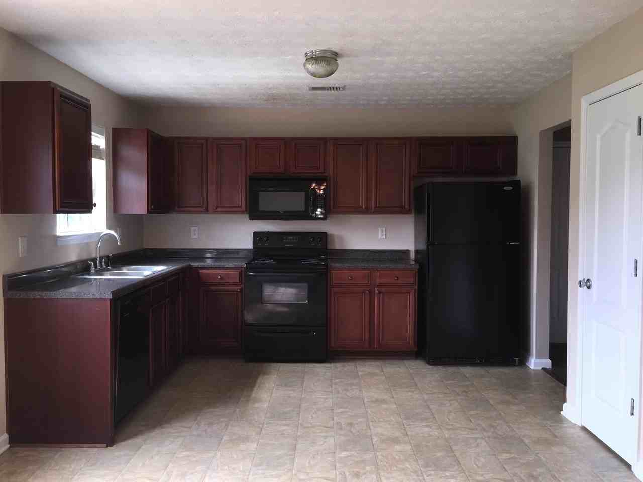126 Potomac Dr - Photo 3 of 16