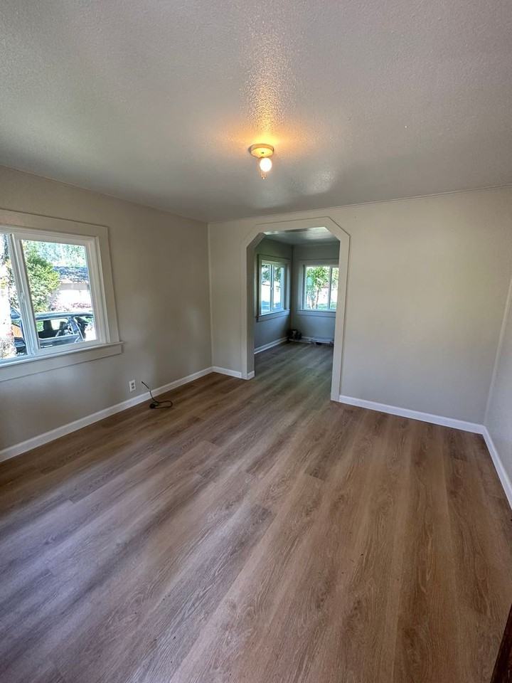 308 Ne Broadway St - Photo 2 of 9