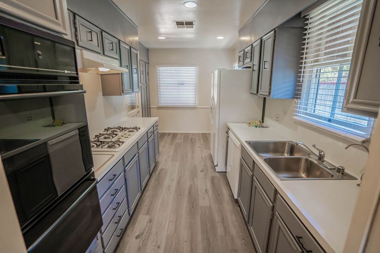 18601 Sunburst St - Photo 5 of 15