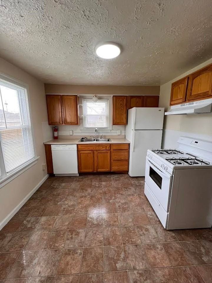 115 Laurel St - Photo 2 of 14