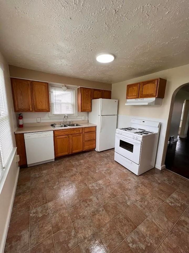 115 Laurel St - Photo 3 of 14