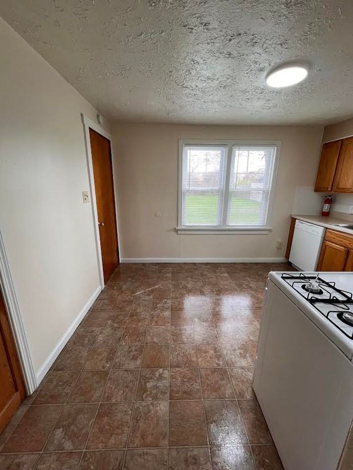 115 Laurel St - Photo 4 of 14