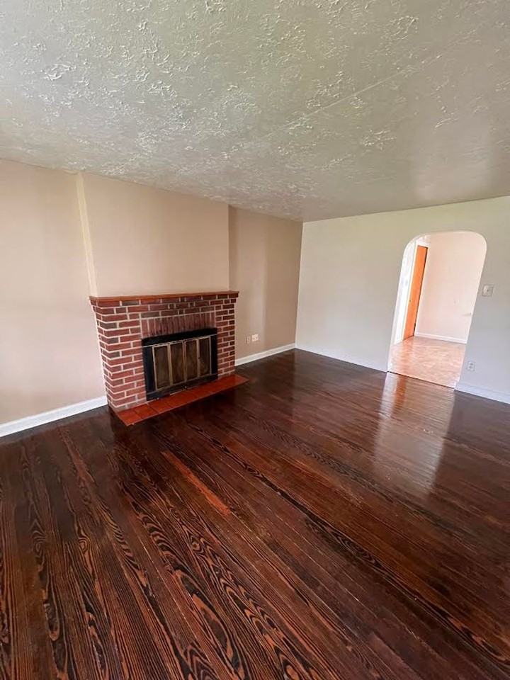 115 Laurel St - Photo 5 of 14