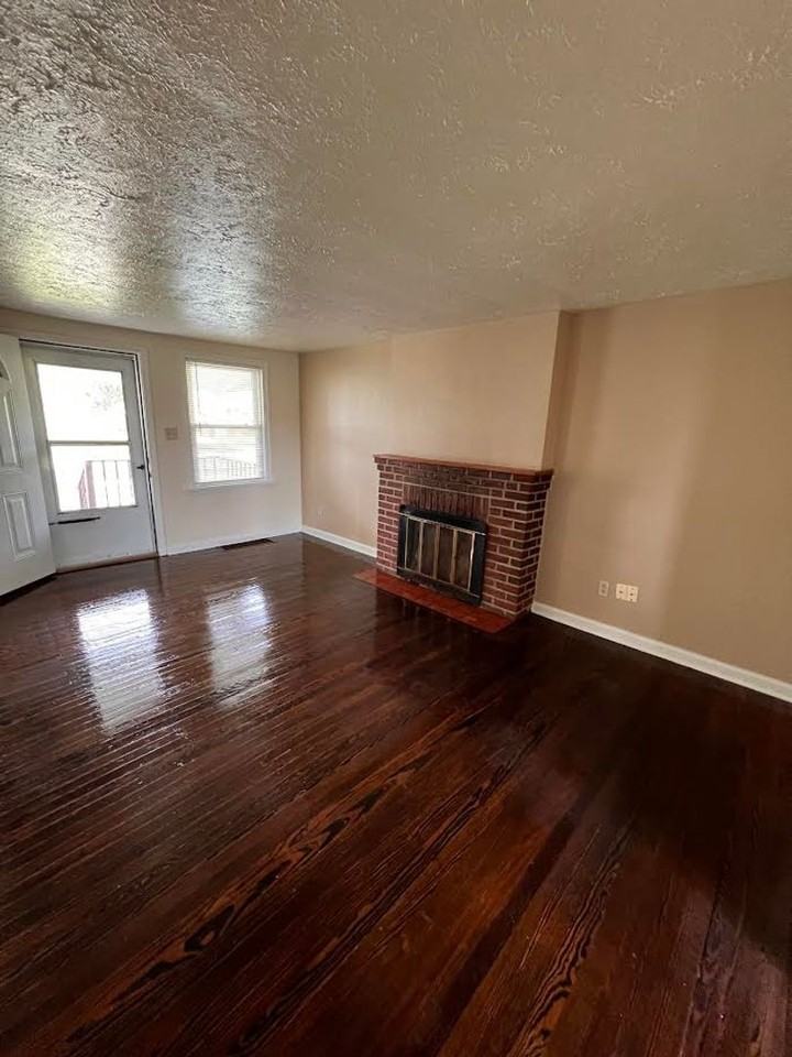 115 Laurel St - Photo 6 of 14