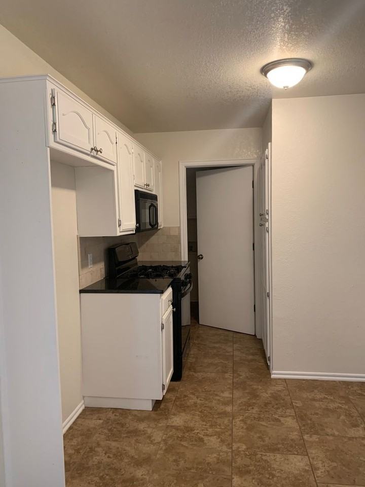 2514 Lakecrest Dr - Photo 3 of 9