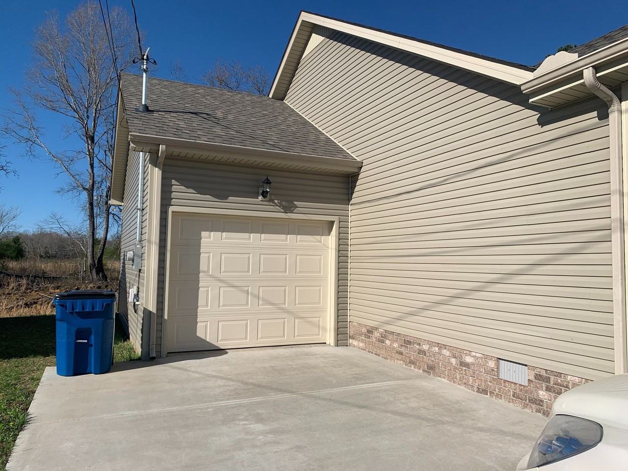 260 Amelia Dr - Photo 3 of 36
