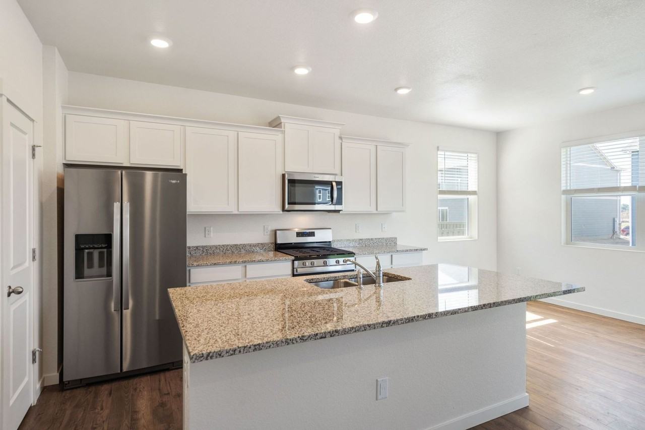 815 Elias Tarn Dr - Photo 4 of 19