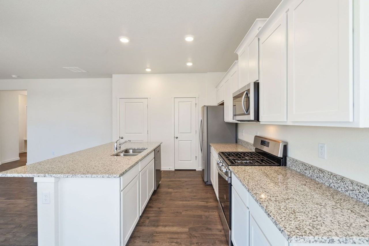 815 Elias Tarn Dr - Photo 5 of 19