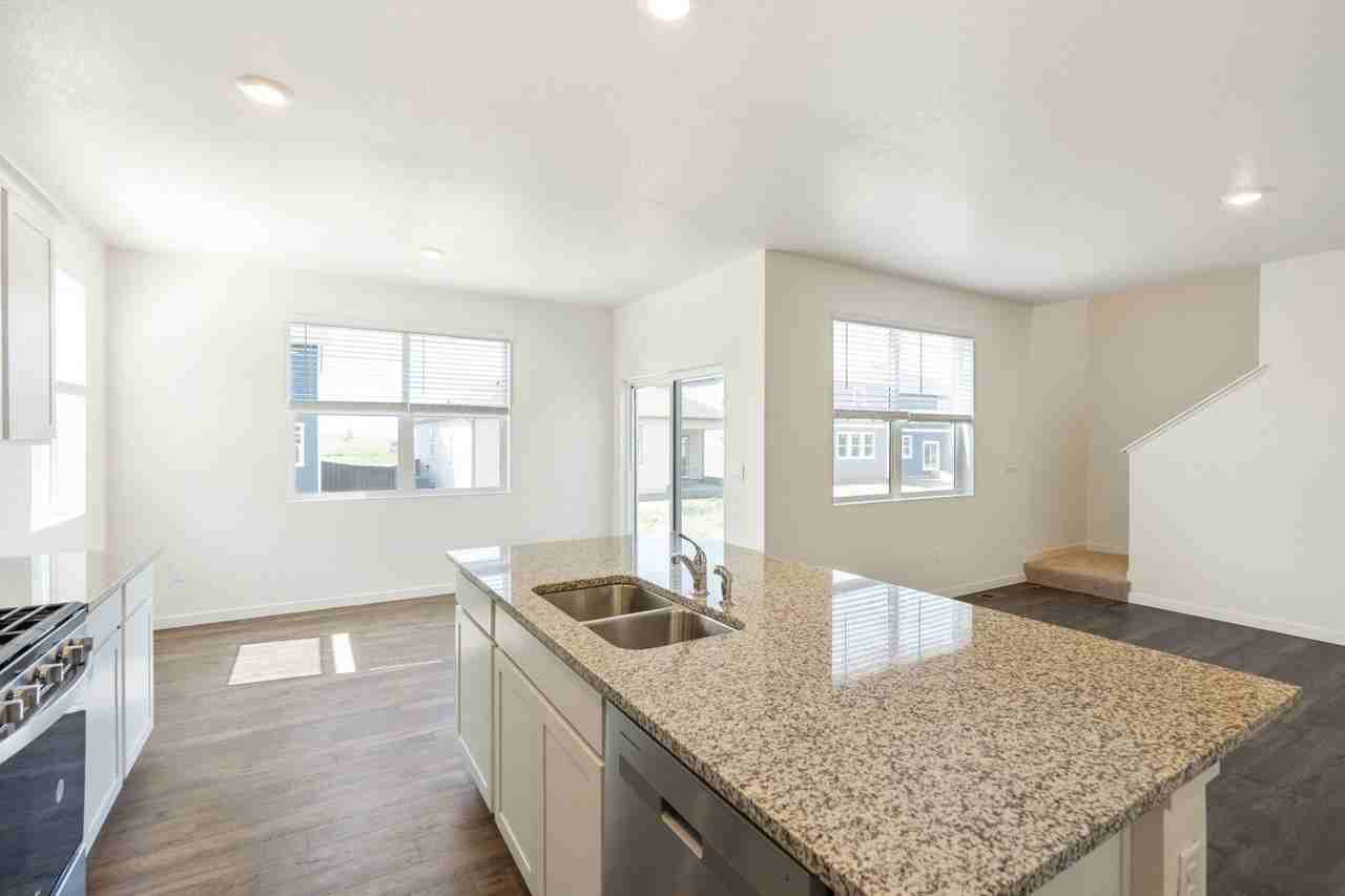 815 Elias Tarn Dr - Photo 6 of 19