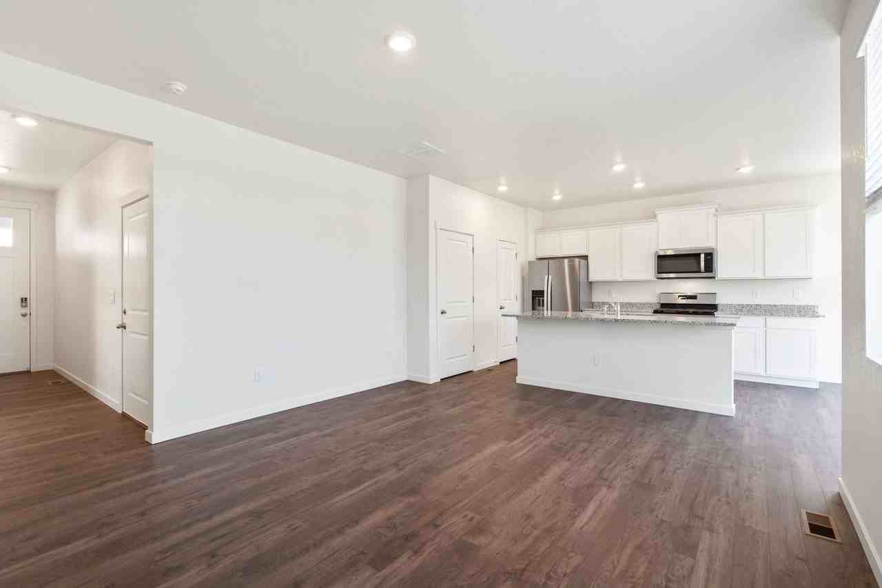 815 Elias Tarn Dr - Photo 7 of 19