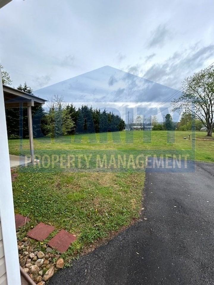 211 Hughes Ave Nw - Photo 3 of 13