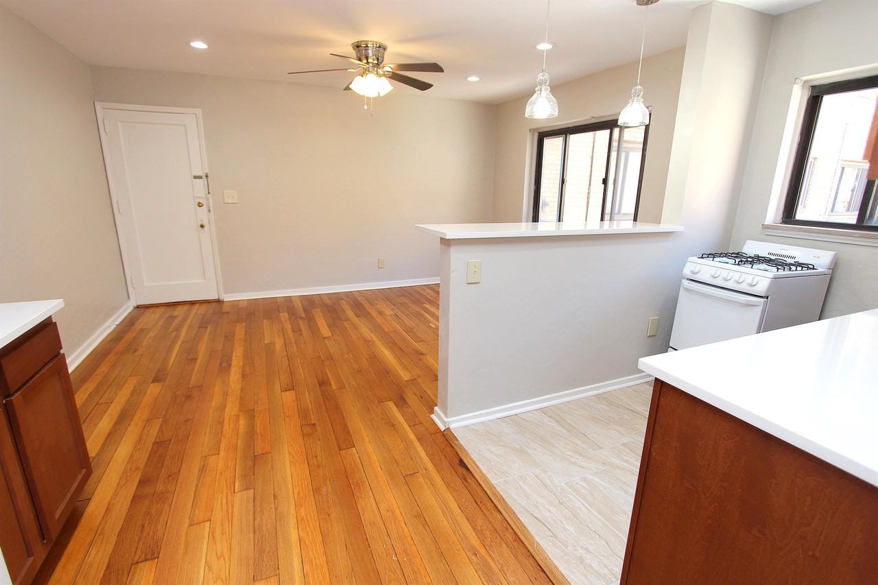 ADMIRAL-- 303 - Photo 3 of 21