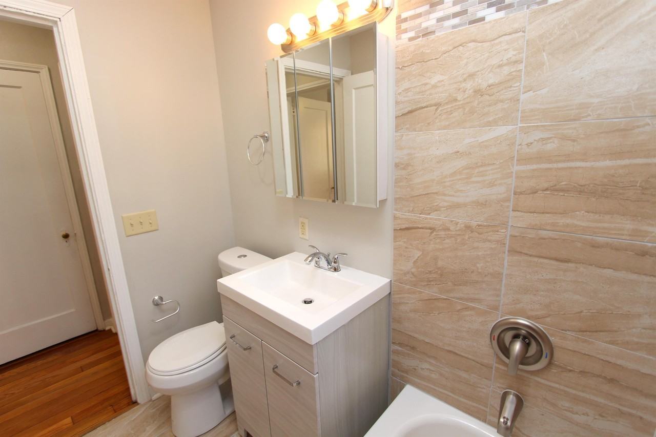 ADMIRAL-- 303 - Photo 6 of 21