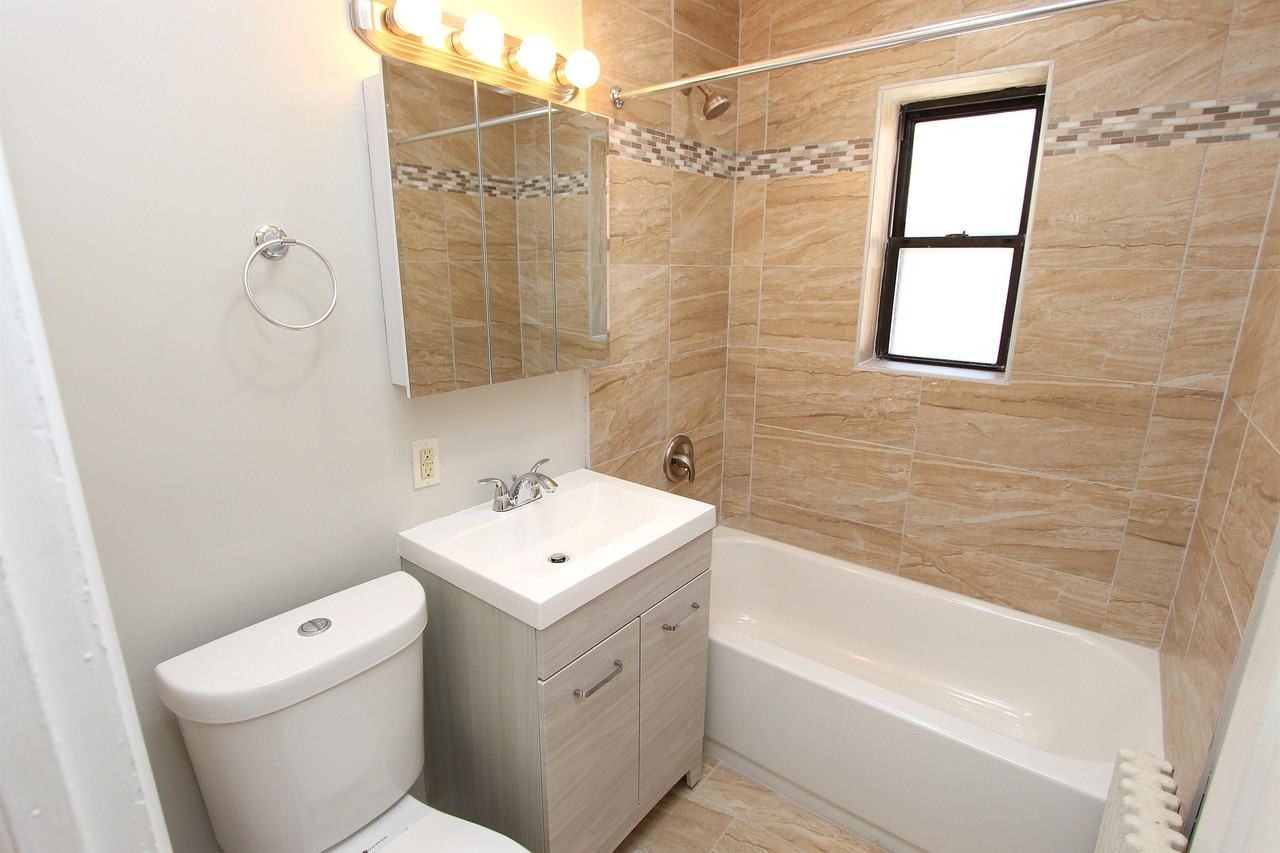 ADMIRAL-- 303 - Photo 7 of 21