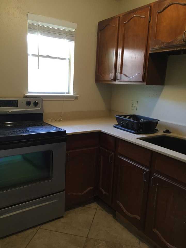 406 Foch St Apt C - Photo 3 of 10