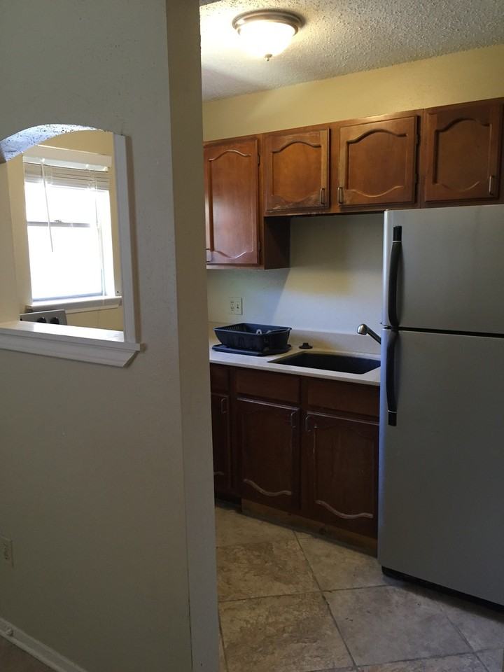 406 Foch St Apt C - Photo 4 of 10