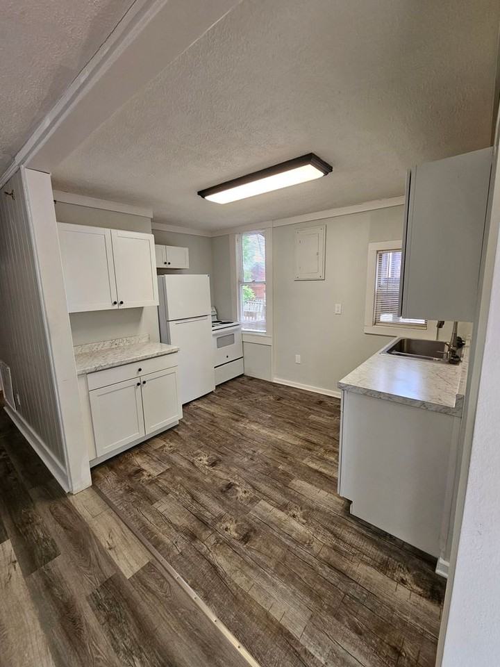 301 S Magnolia St - Photo 4 of 13