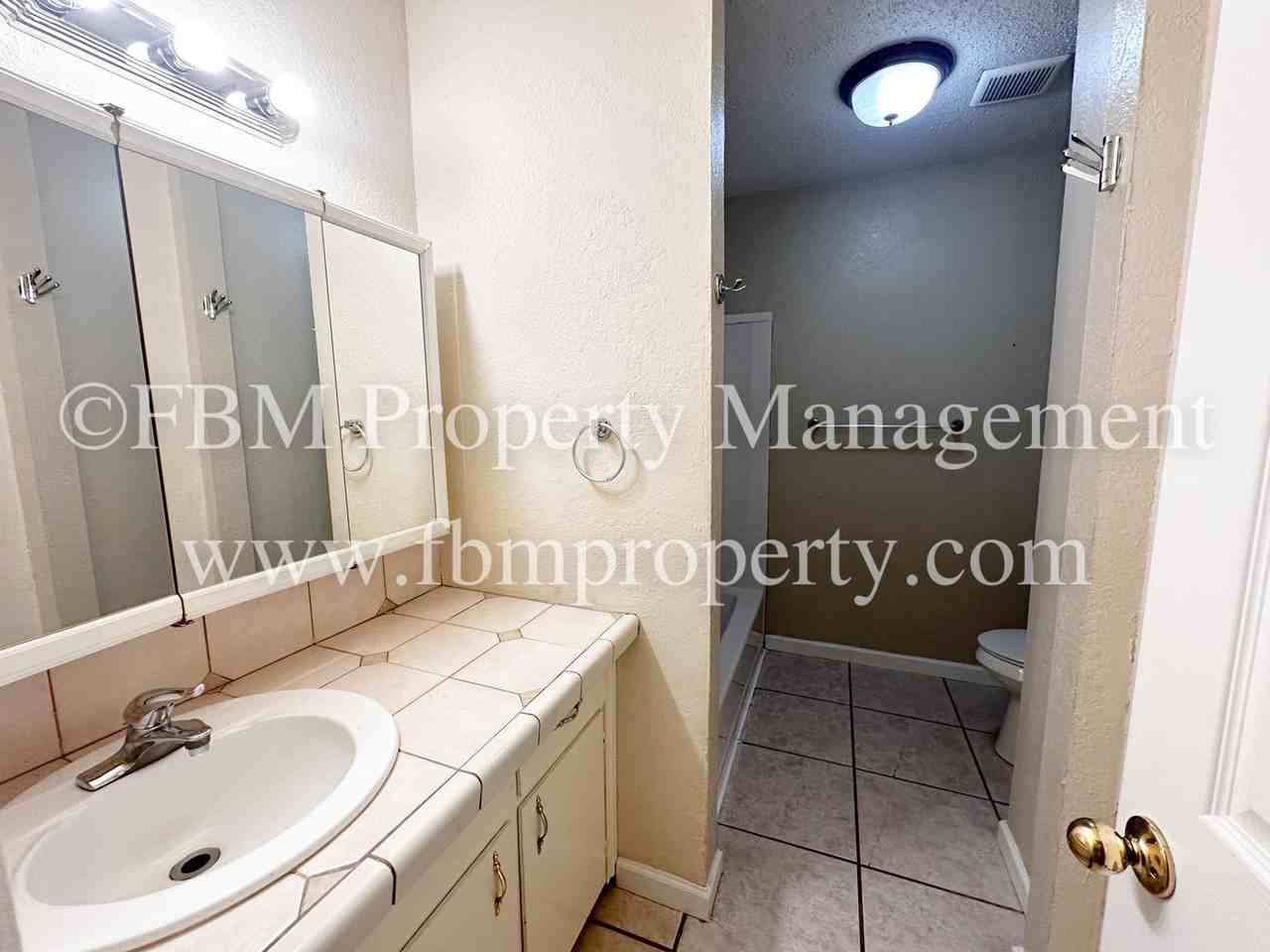 2612 W Sycamore Ave #4 - Photo 6 of 12