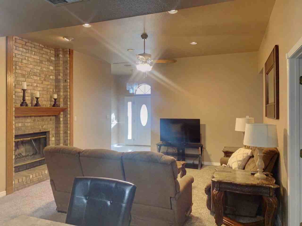 2110 W Briscoe Ave - Photo 4 of 50