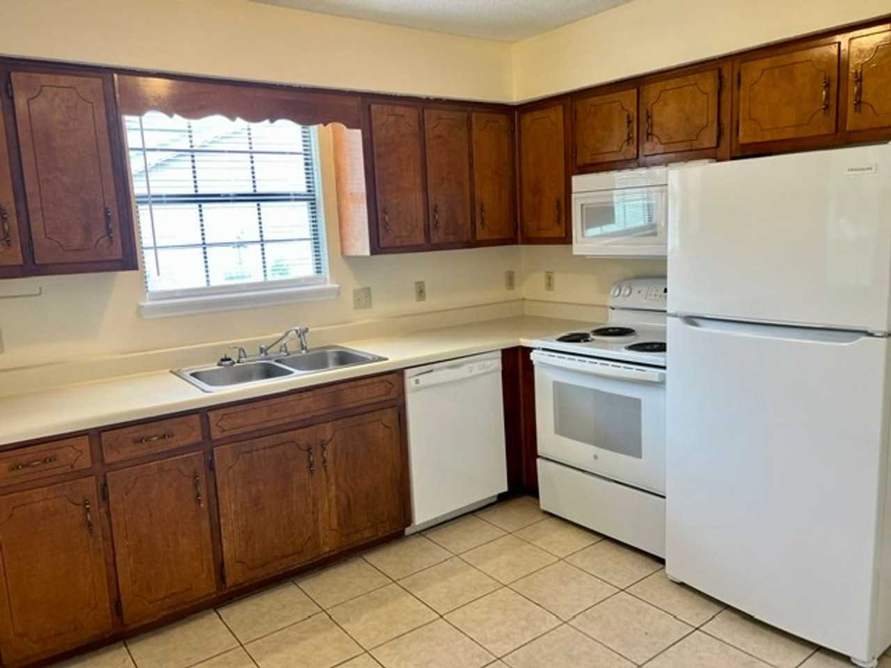 623 Lilly Ln - Photo 4 of 13