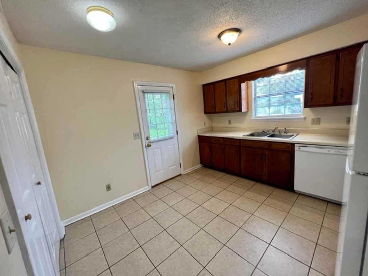 623 Lilly Ln - Photo 5 of 13