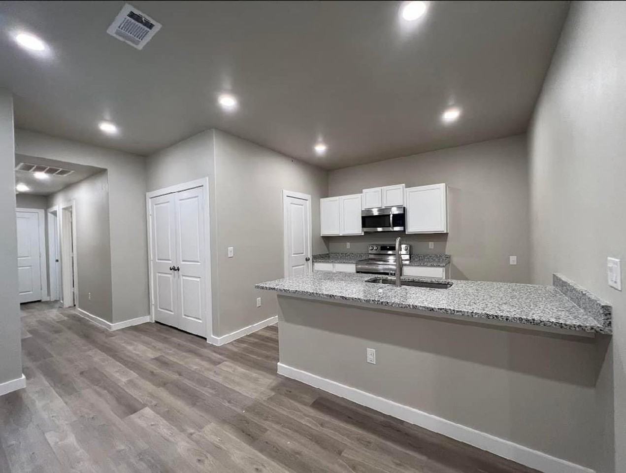 409 E 21st St - Photo 2 of 27