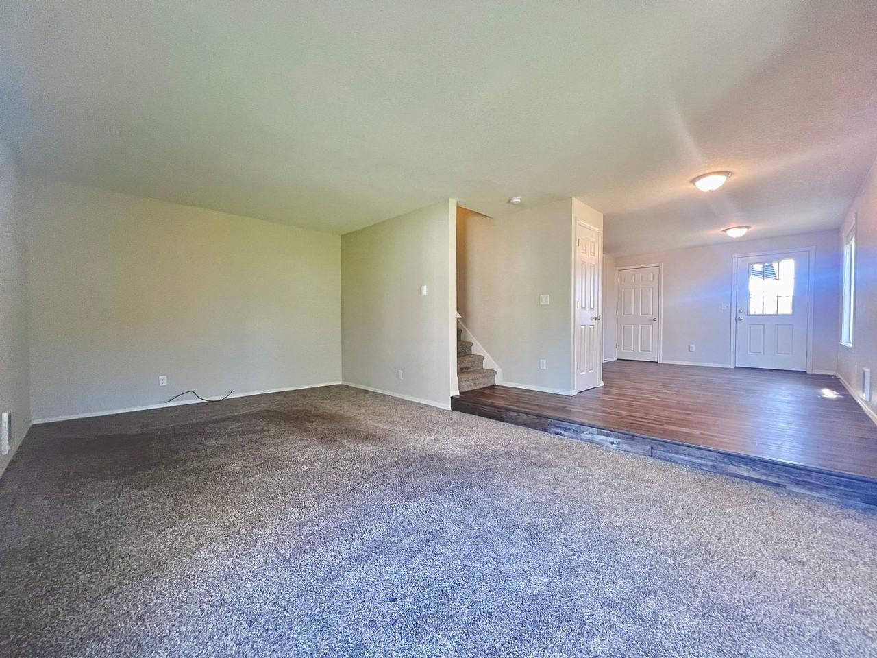 916 Ne Hacienda Ct - Photo 2 of 13
