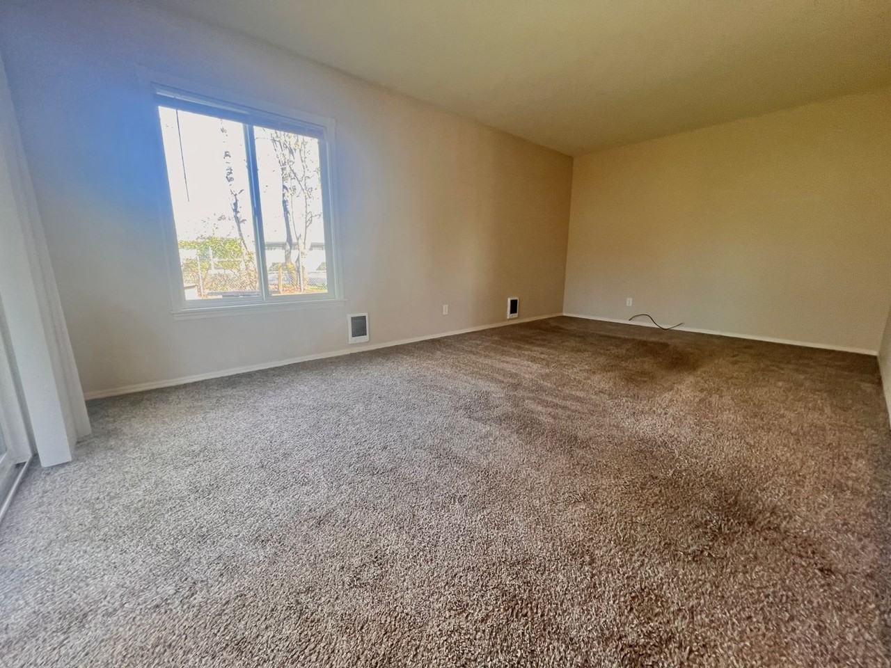 916 Ne Hacienda Ct - Photo 3 of 13