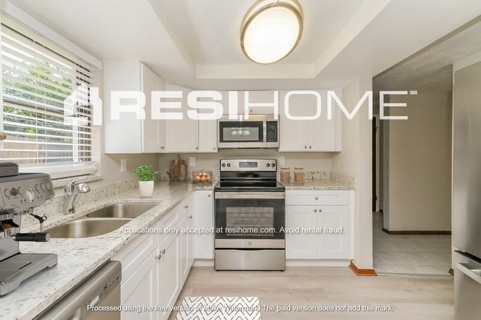 12614 College Hill Dr - Photo 3 of 18