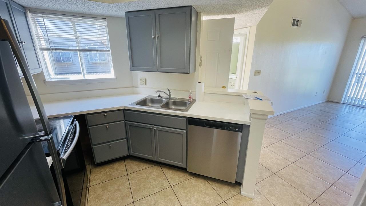 1932 Lake Atriums Cir #85 - Photo 3 of 23