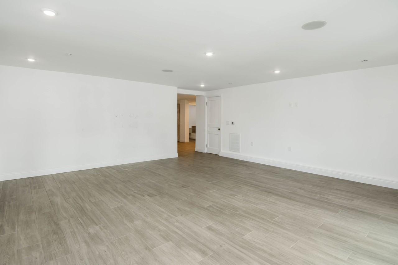 1105 Alta Loma Rd - Photo 2 of 17