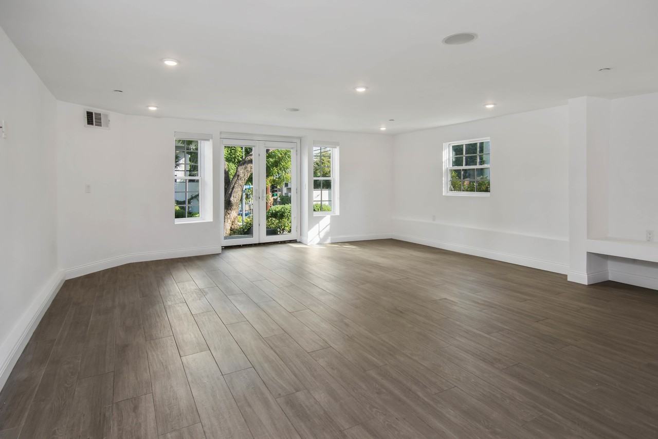 1105 Alta Loma Rd - Photo 3 of 17