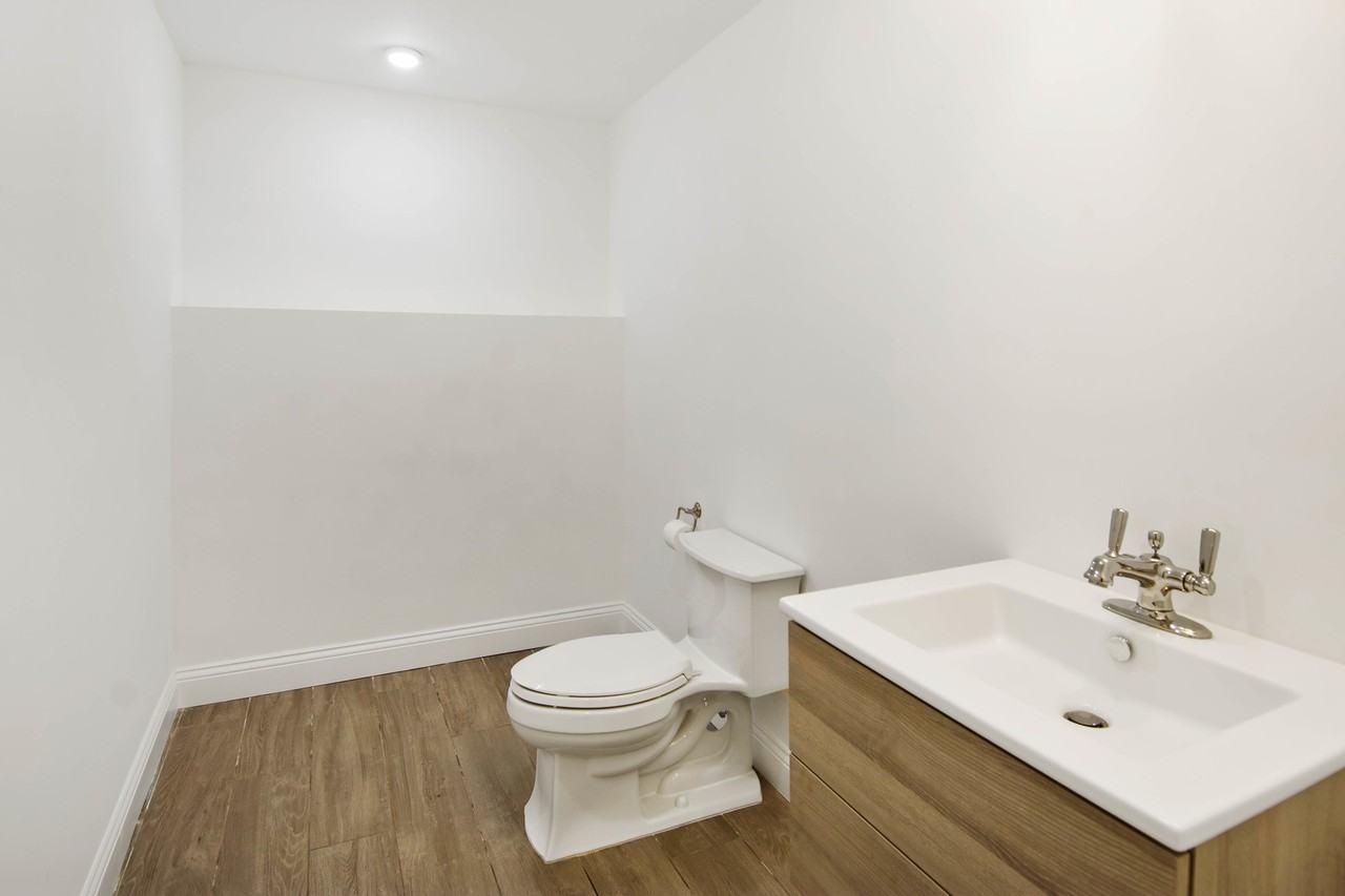 1105 Alta Loma Rd - Photo 5 of 17