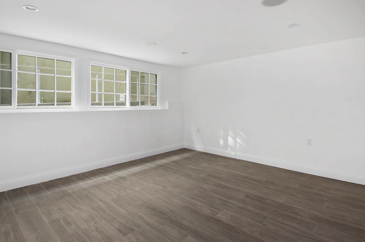 1105 Alta Loma Rd - Photo 6 of 17