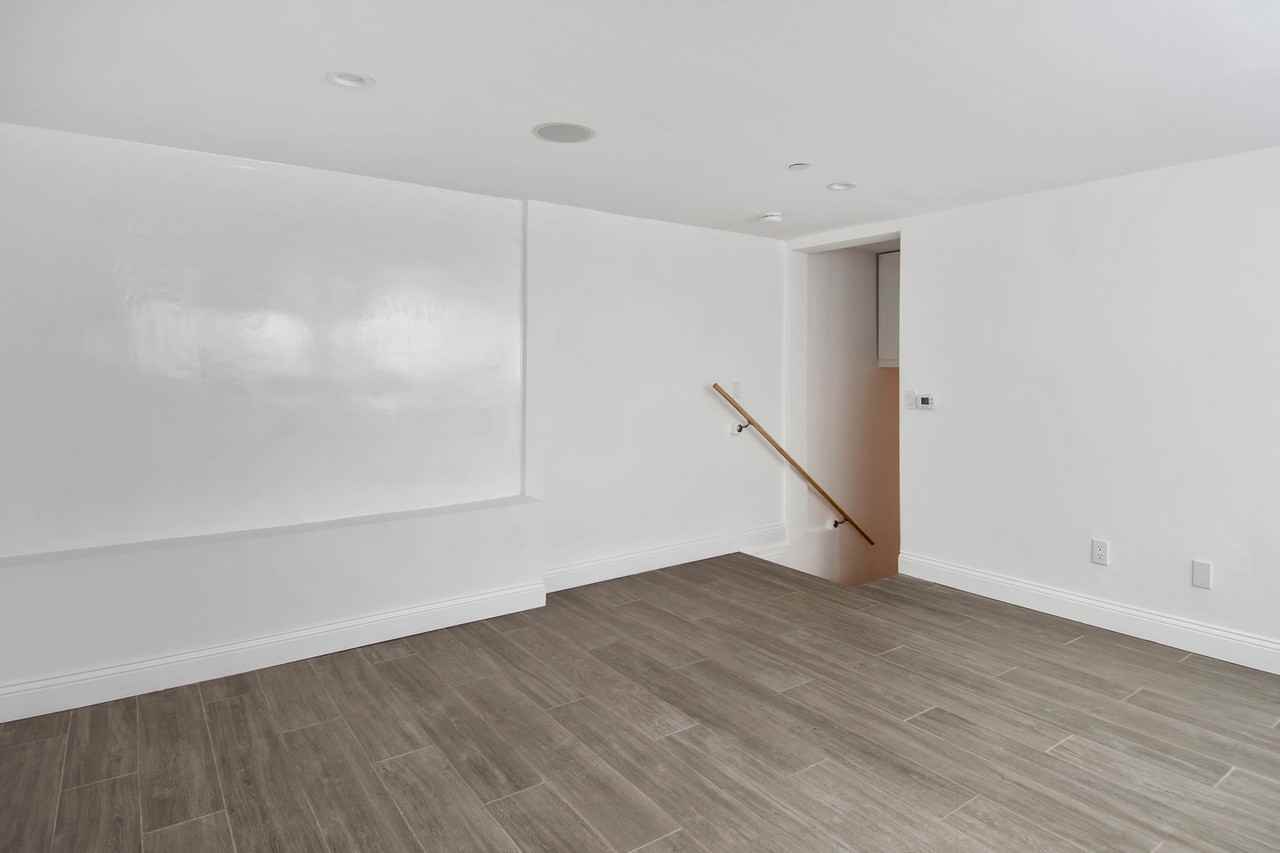 1105 Alta Loma Rd - Photo 7 of 17