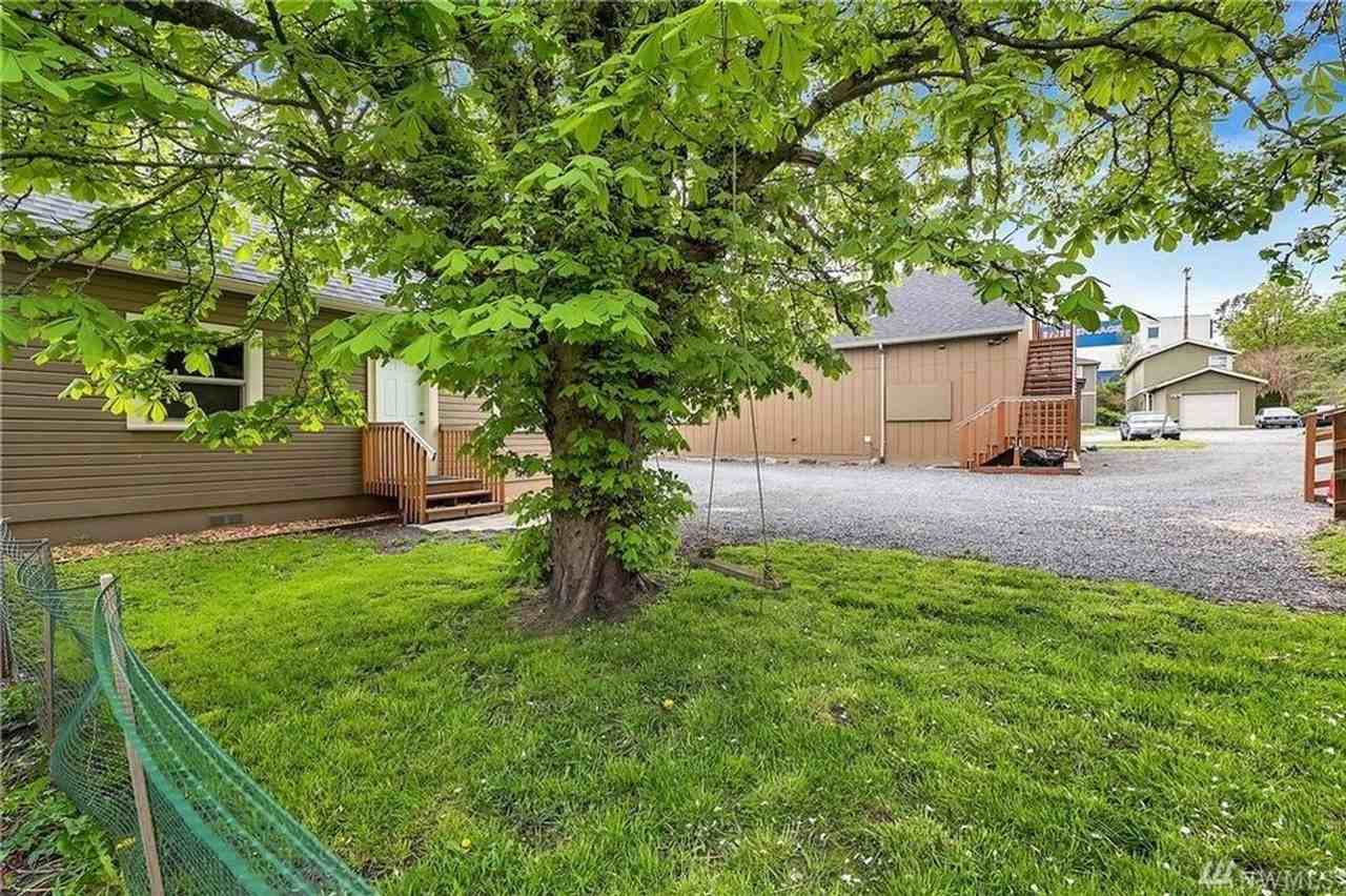 1513 Lincoln St - Photo 3 of 18