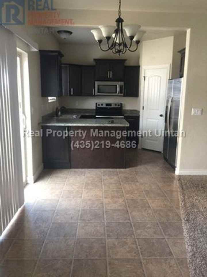 447 E Red Fox Ln - Photo 3 of 27