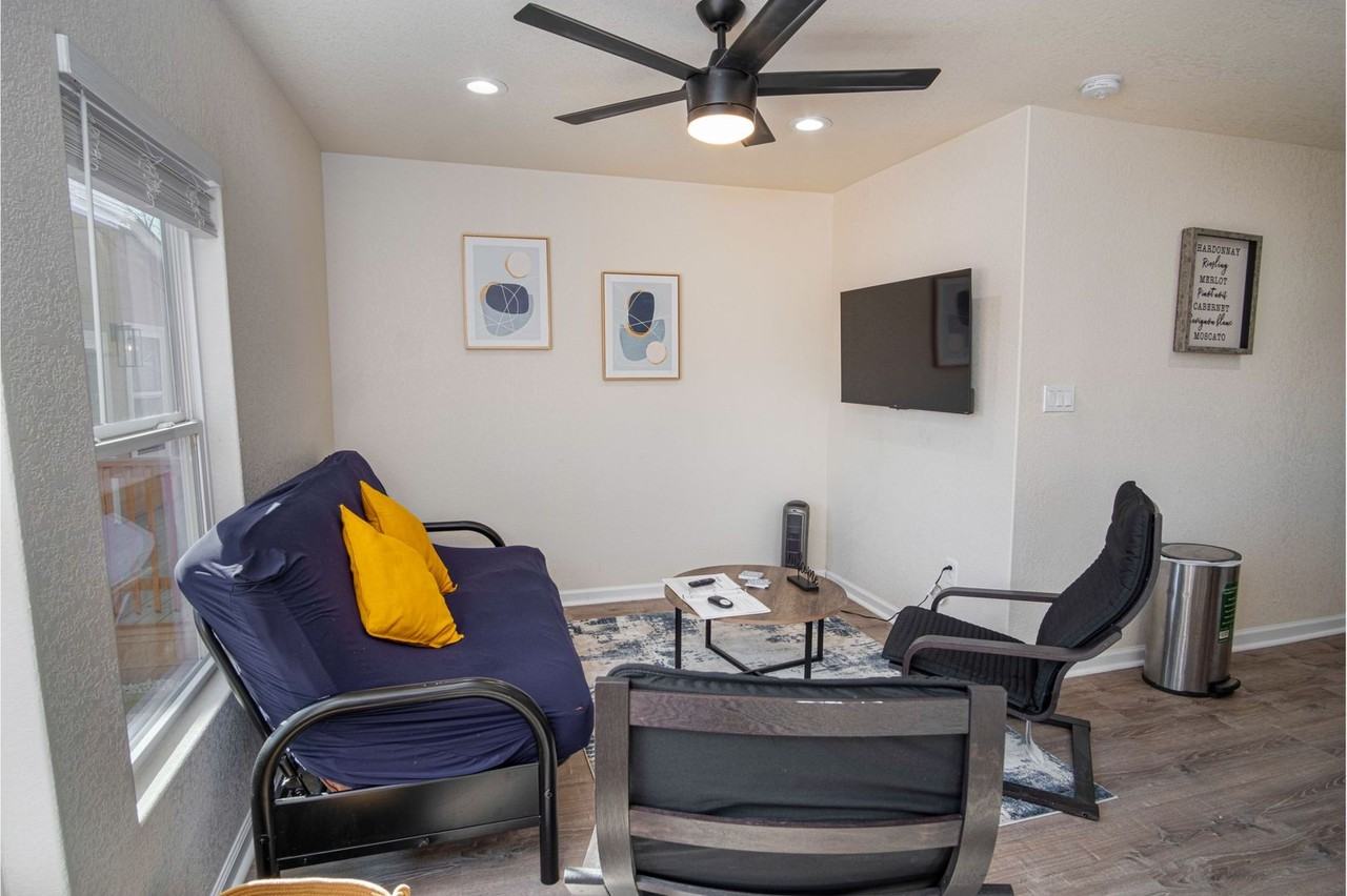 241 Delmar St - Photo 3 of 13