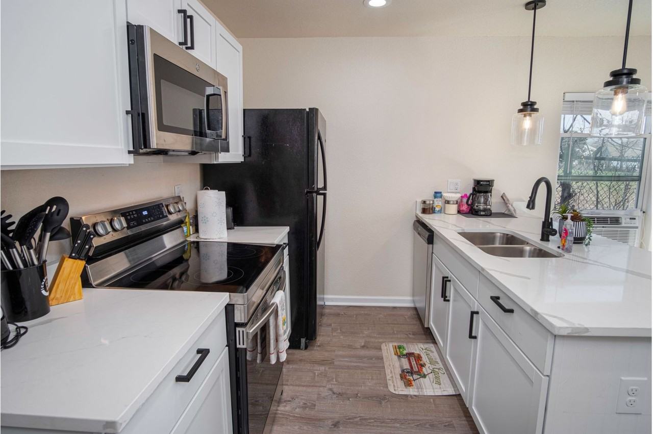 241 Delmar St - Photo 6 of 13