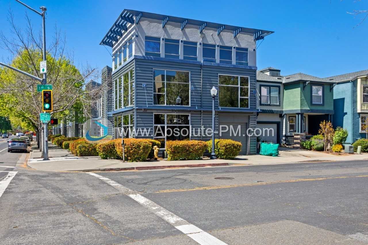 300 C St - Photo 2 of 24