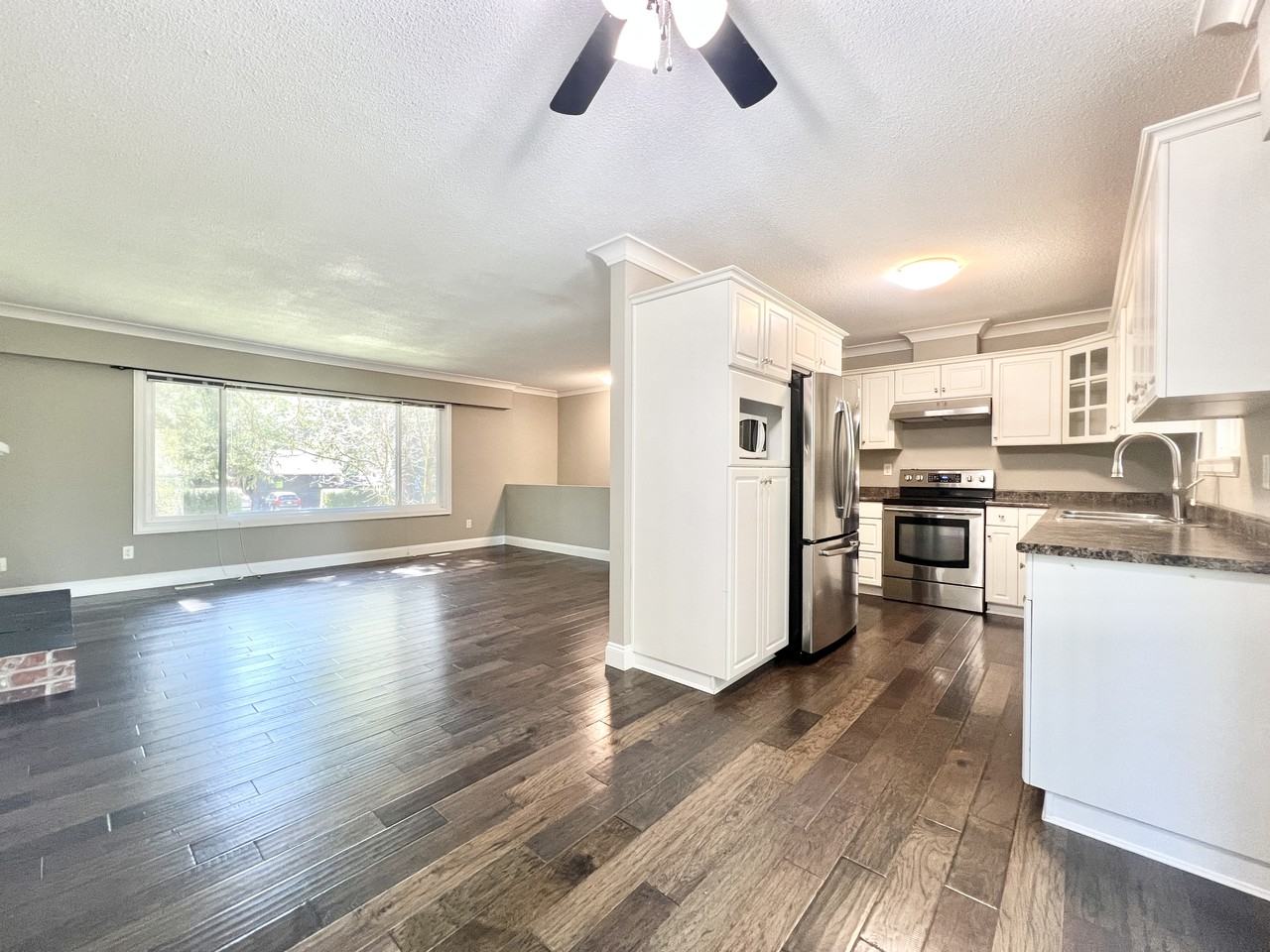 20155 42A Avenue - Photo 3 of 17